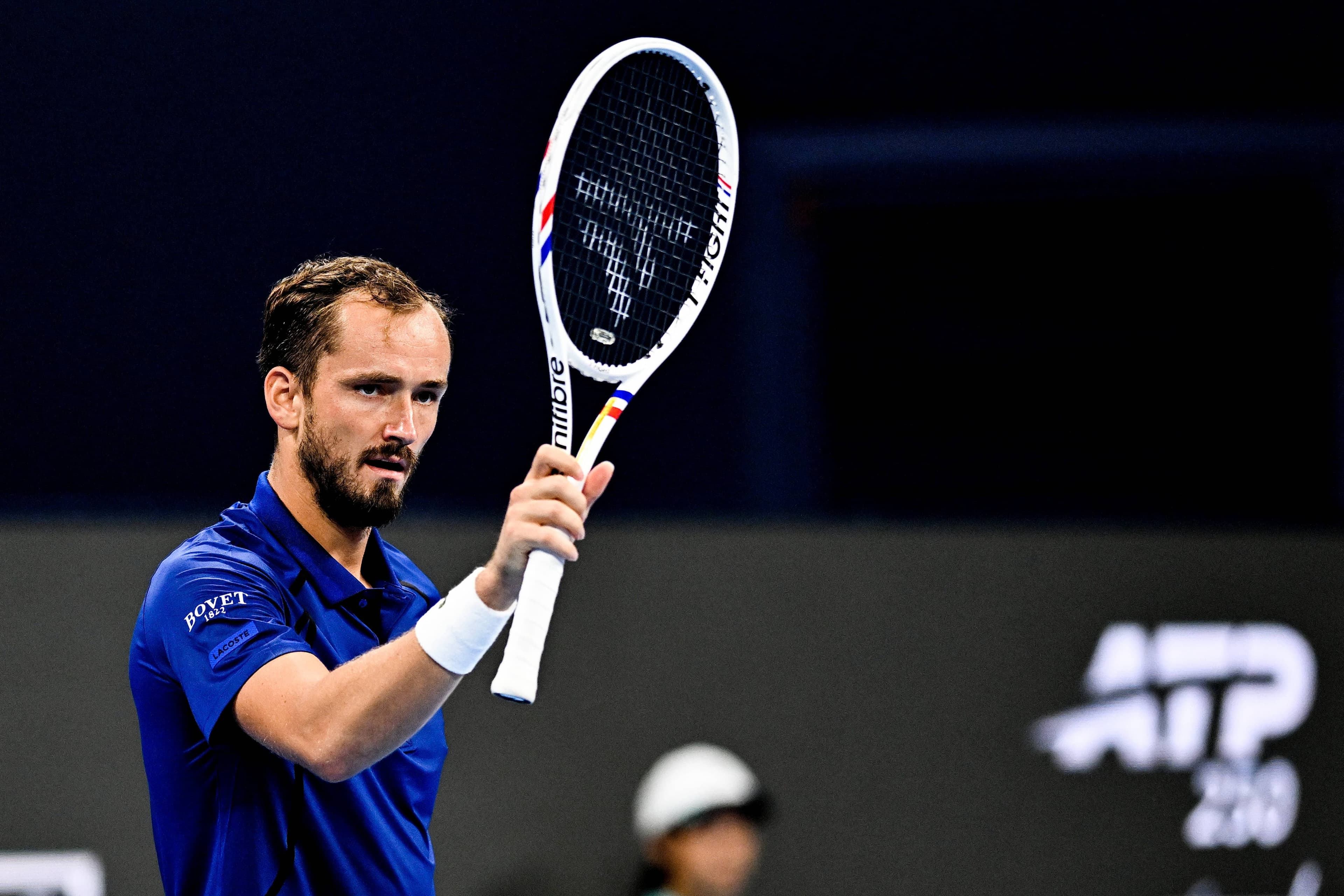 Medvedev dispara 23 ases, vence Rublev e reforça candidatura às ATP Finals
