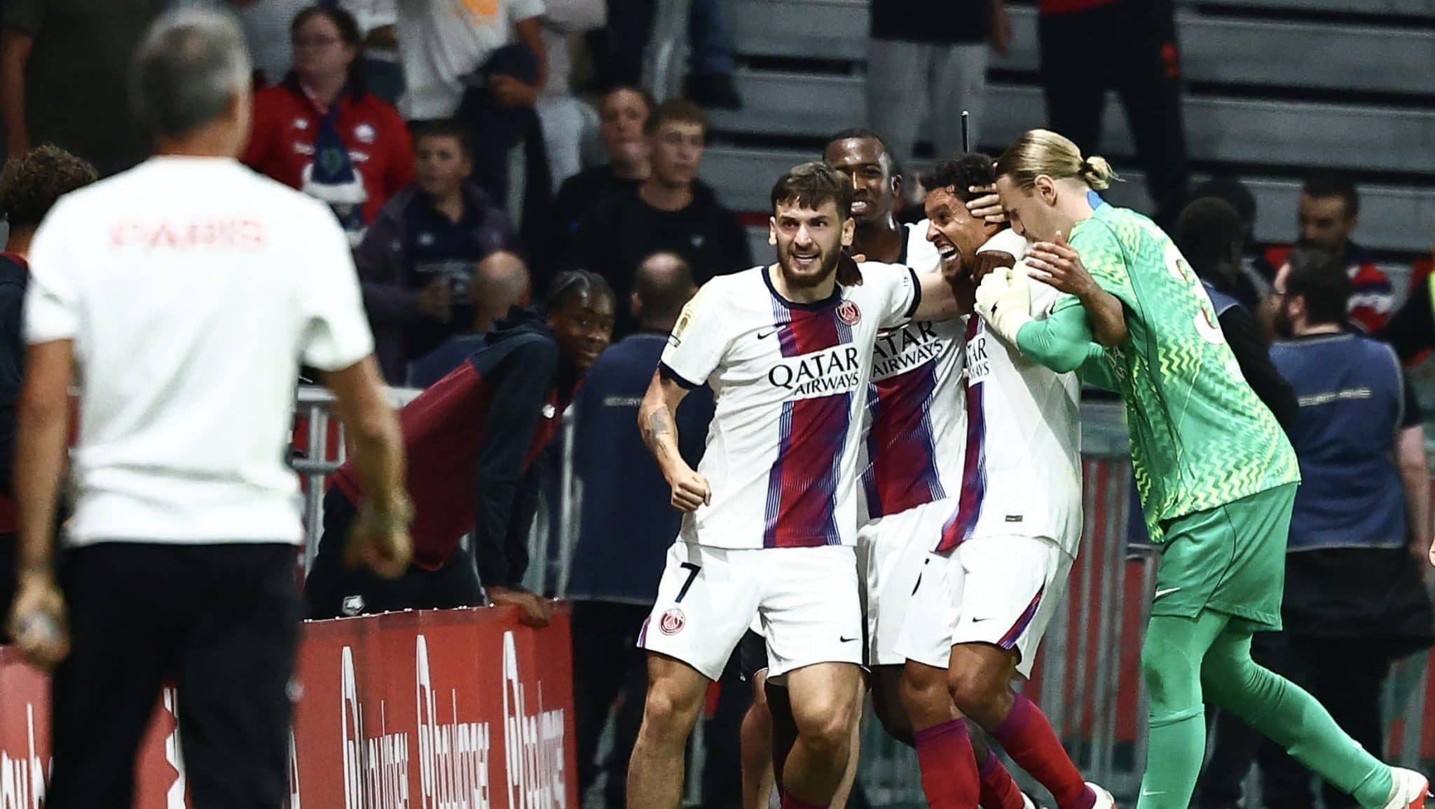 PSG marca duas vezes nos descontos, empata com Lille e continua sem vencer na Ligue 1