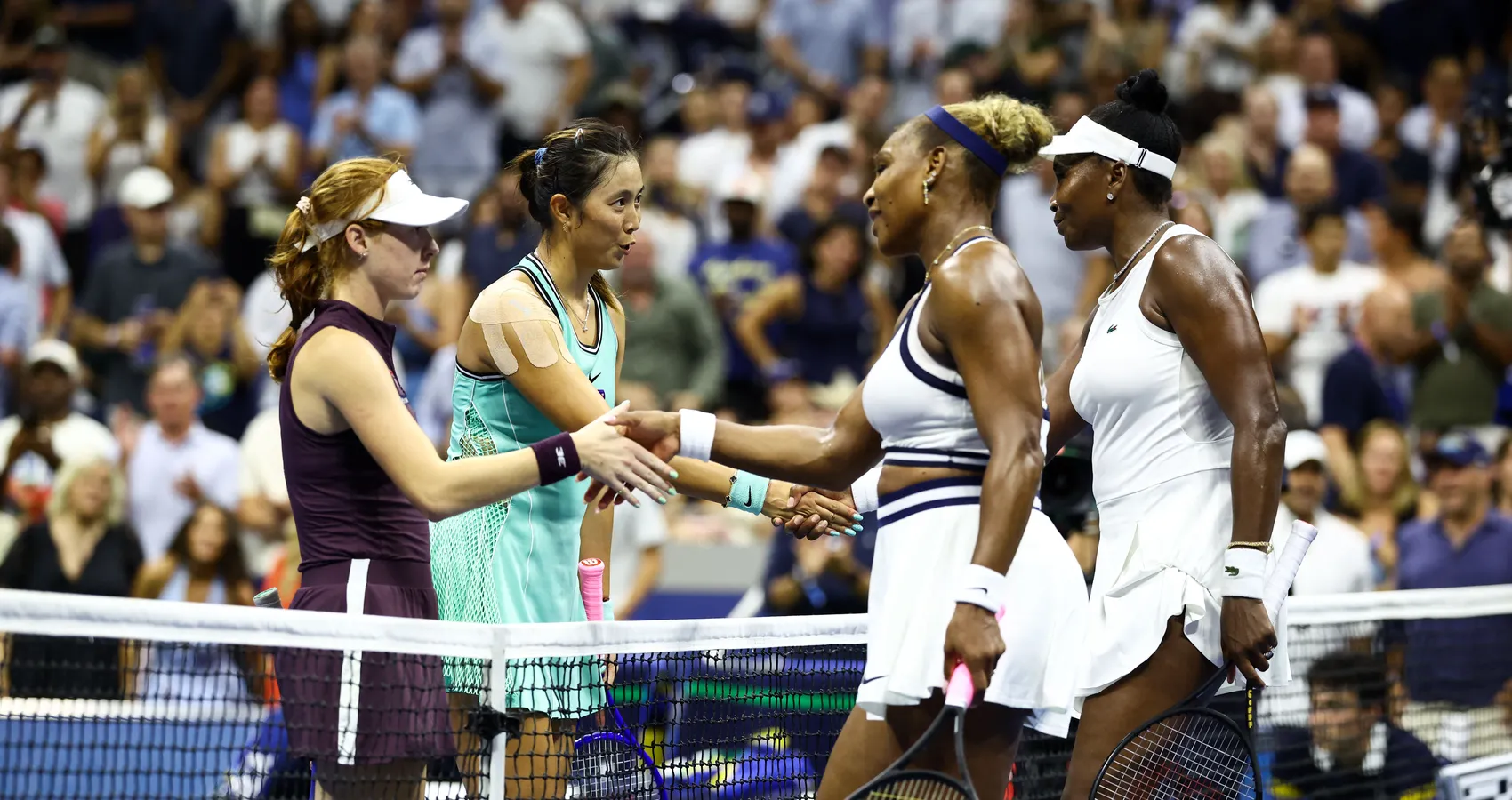 Serena e Venus caem em clássico de três horas no regresso aos pares do US Open