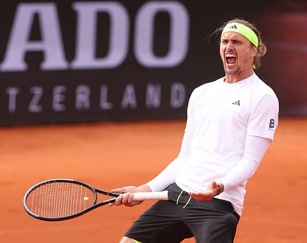 Zverev inicia defesa do título com vitória sofrida