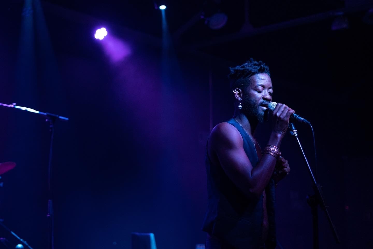Novo single de A’mosi Just a Label questiona como se constroem as relações amorosas