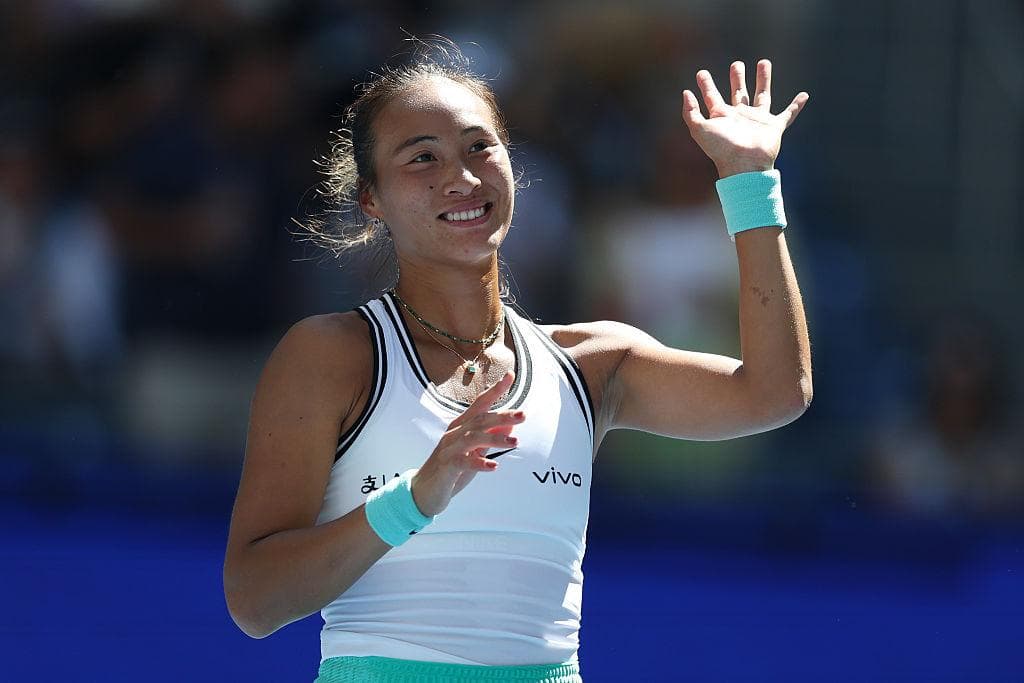Zheng Qinwen regressa à Billie Jean King Cup e dá à China nova esperança contra a bicampeã Itália