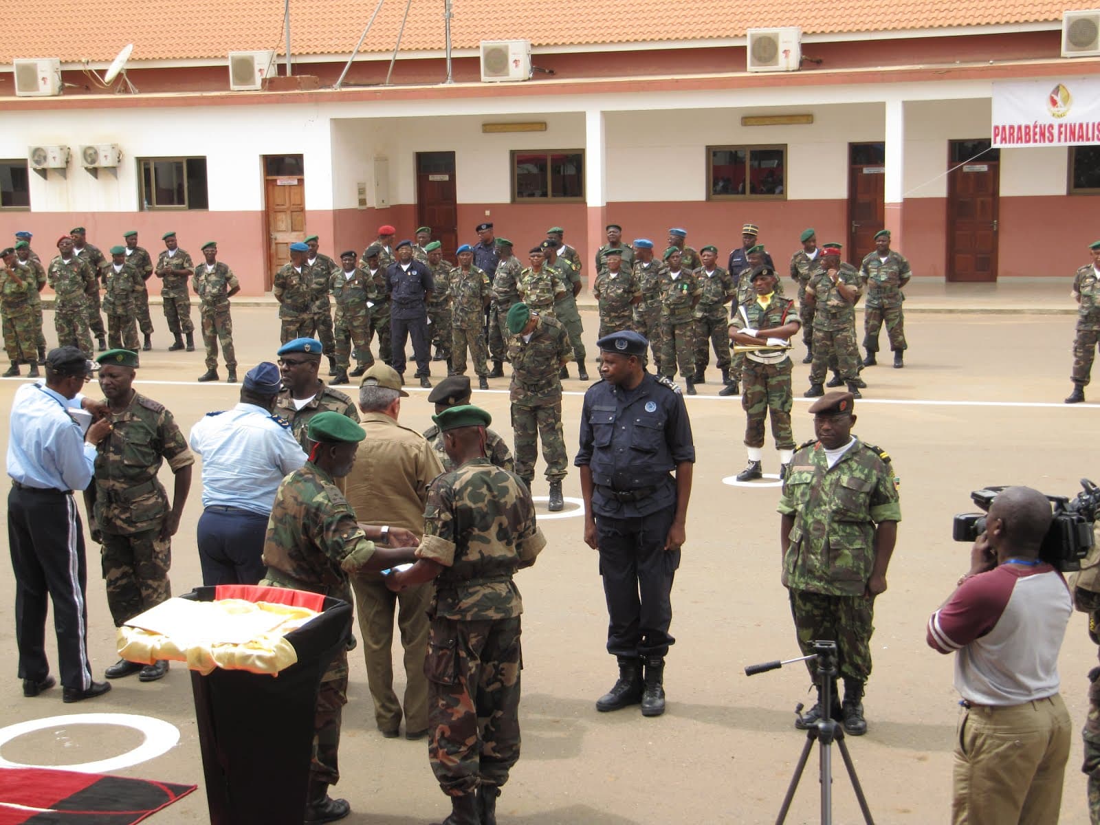 Gabão pretende formar militares em Angola