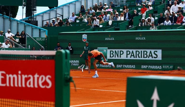 Medvedev sofre derrota histórica e protagoniza cena de fúria em Monte Carlo