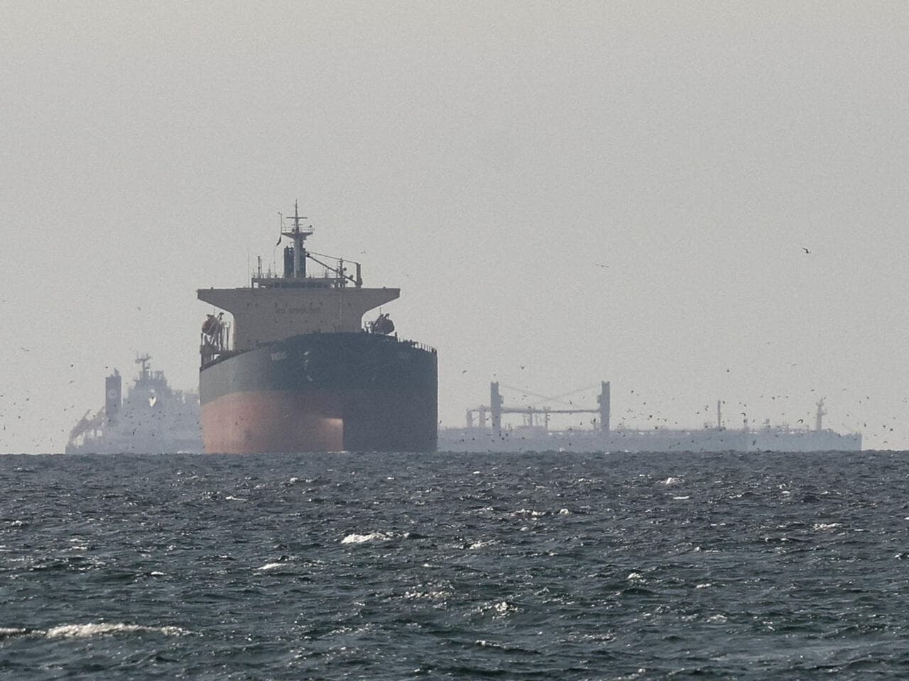 Petróleo dispara com guerra no Irão e ameaça de bloqueio prolongado