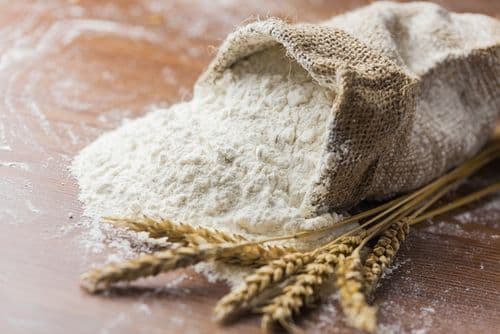 Farinha de trigo sobe até 40% e padarias reduzem peso do pão