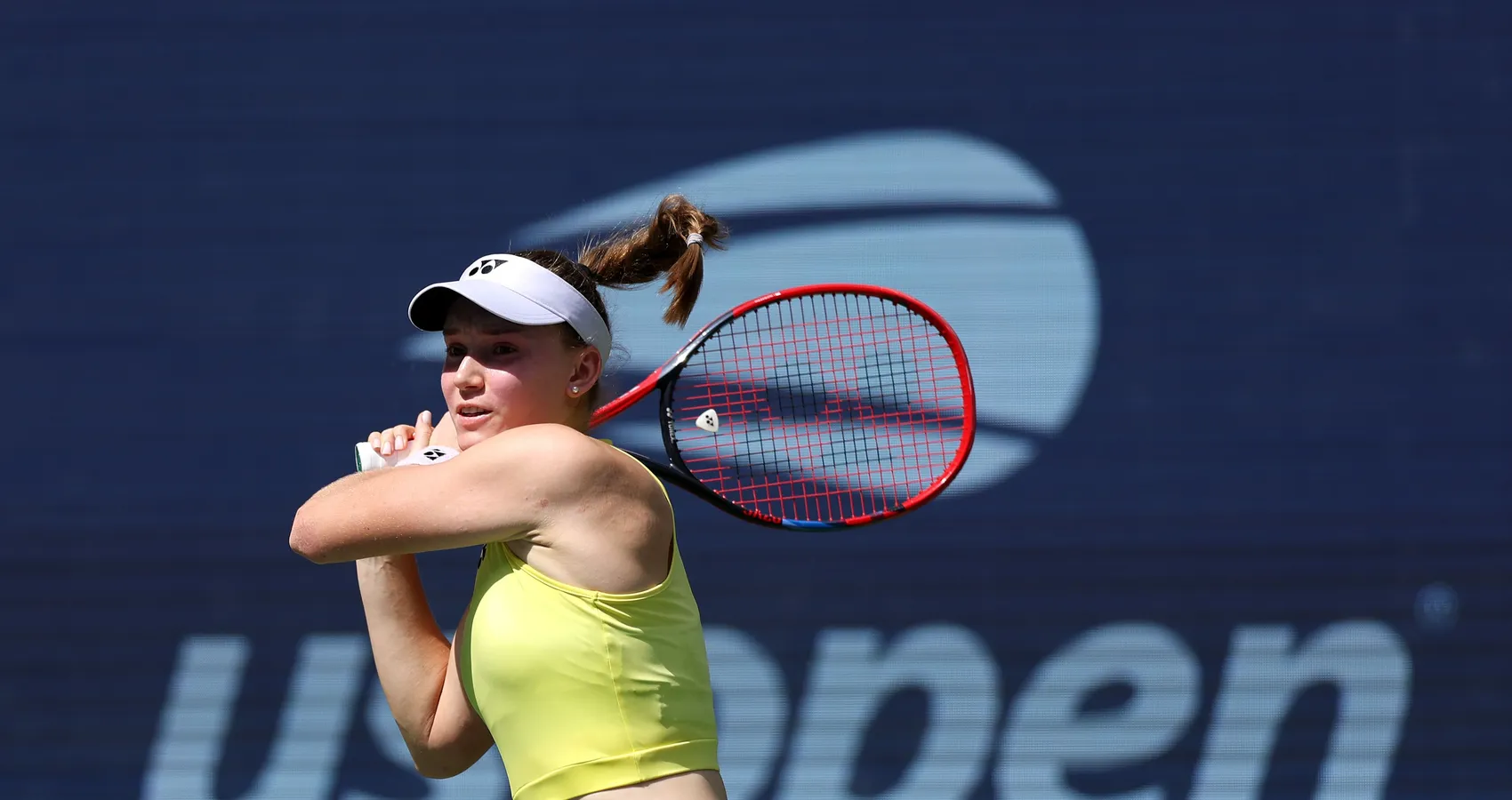 Rybakina vence Zheng, chega pela primeira vez às meias-finais do US Open e assume o número um mundial