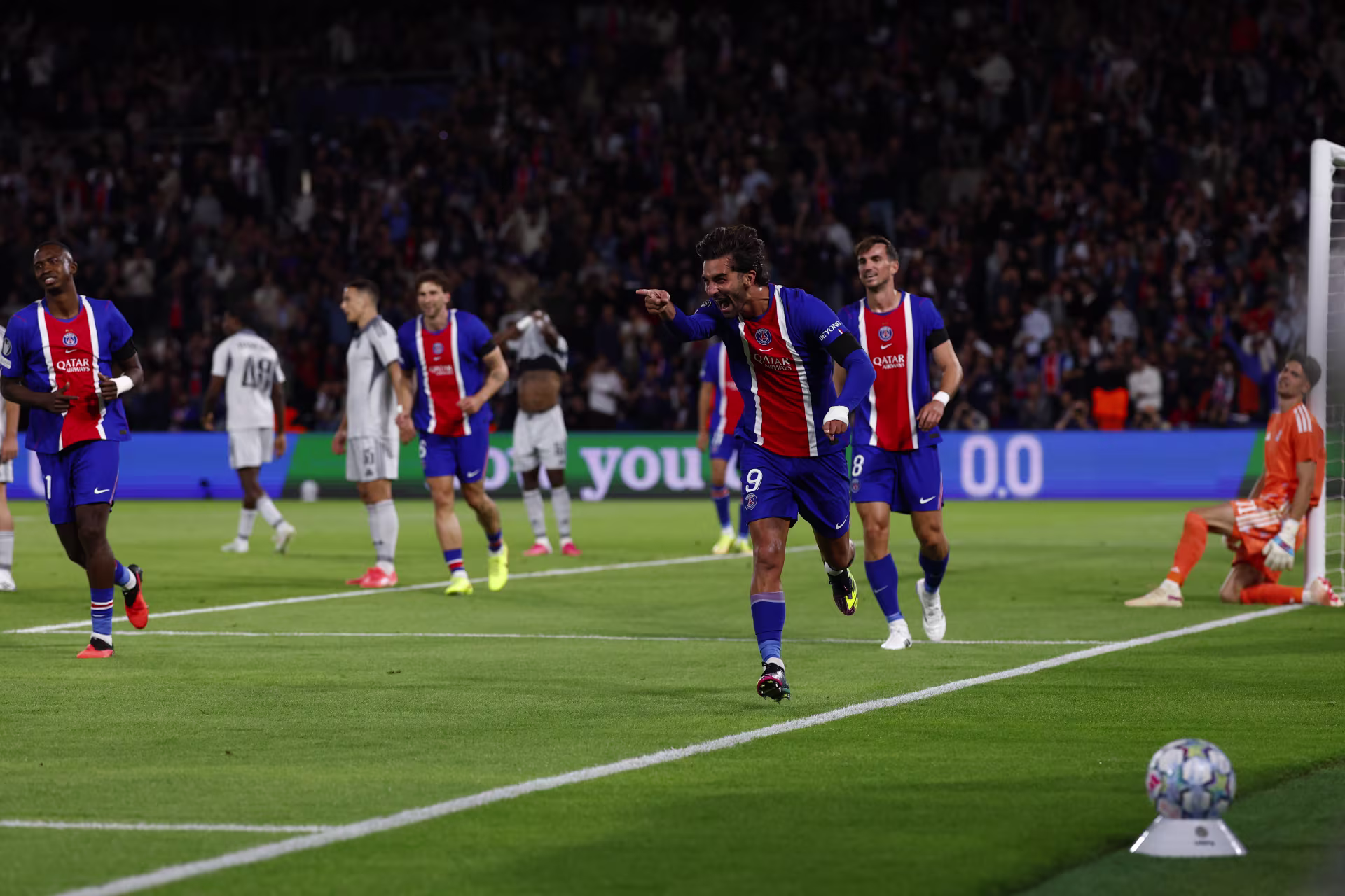 Ferran Torres estreia-se na Champions pelo PSG com hat-trick e recorde