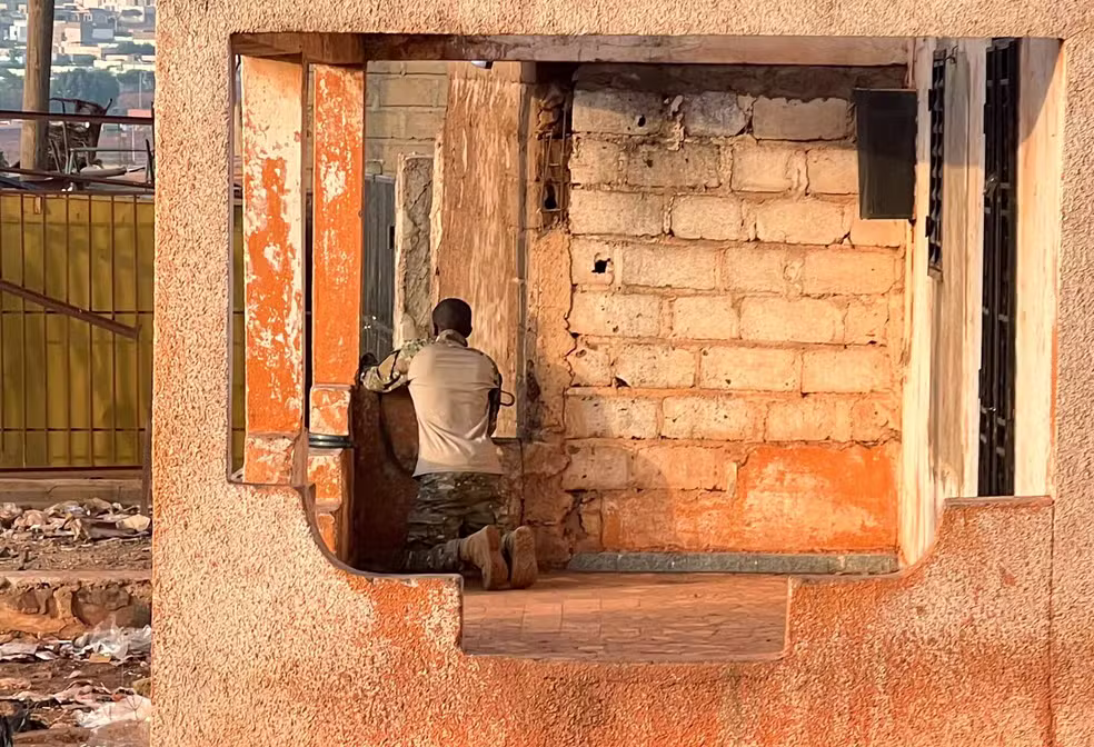 Explosões e tiroteios junto à principal base militar do Mali expõem escalada de violência