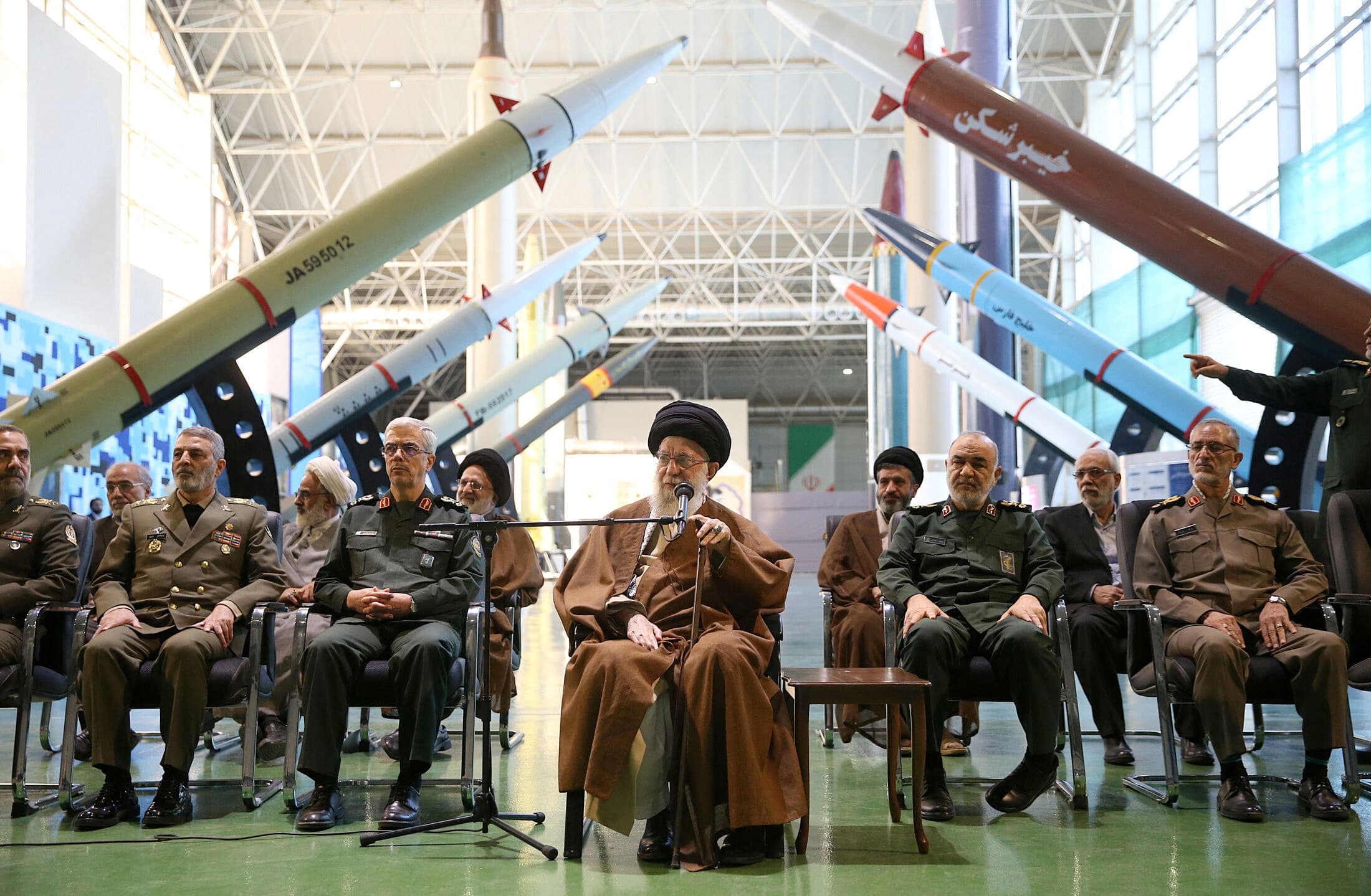 Responsáveis pela morte de Khamenei sofrerão “uma punição severa e decisiva”, promete Guarda Revolucionária Islâmica