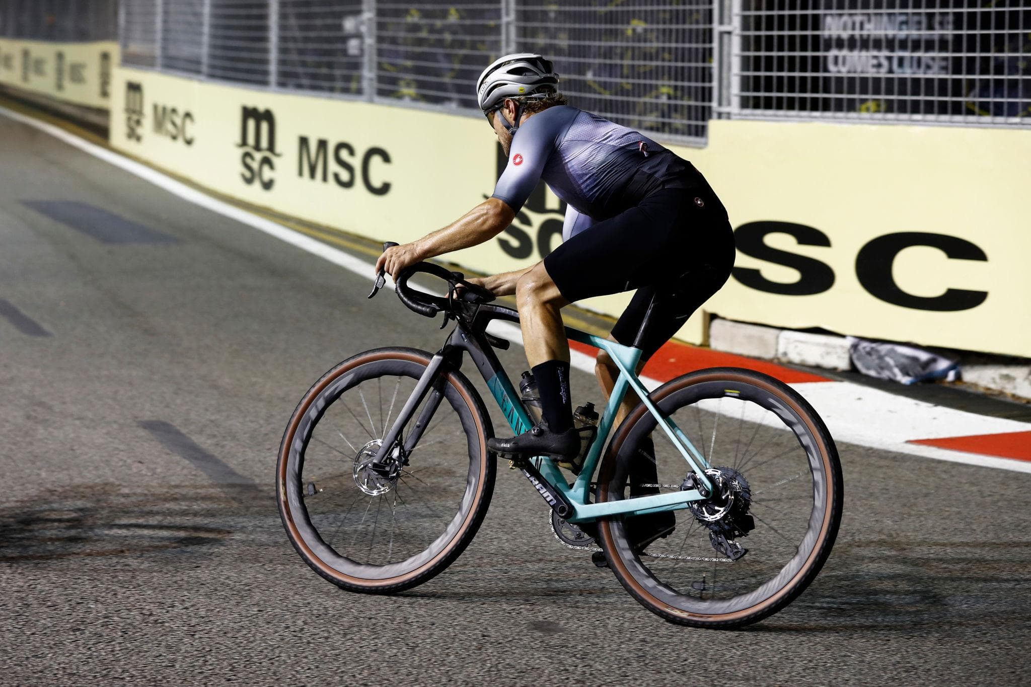 Bottas troca avião por bicicleta e percorre 350 quilómetros de Sepang a Singapura
