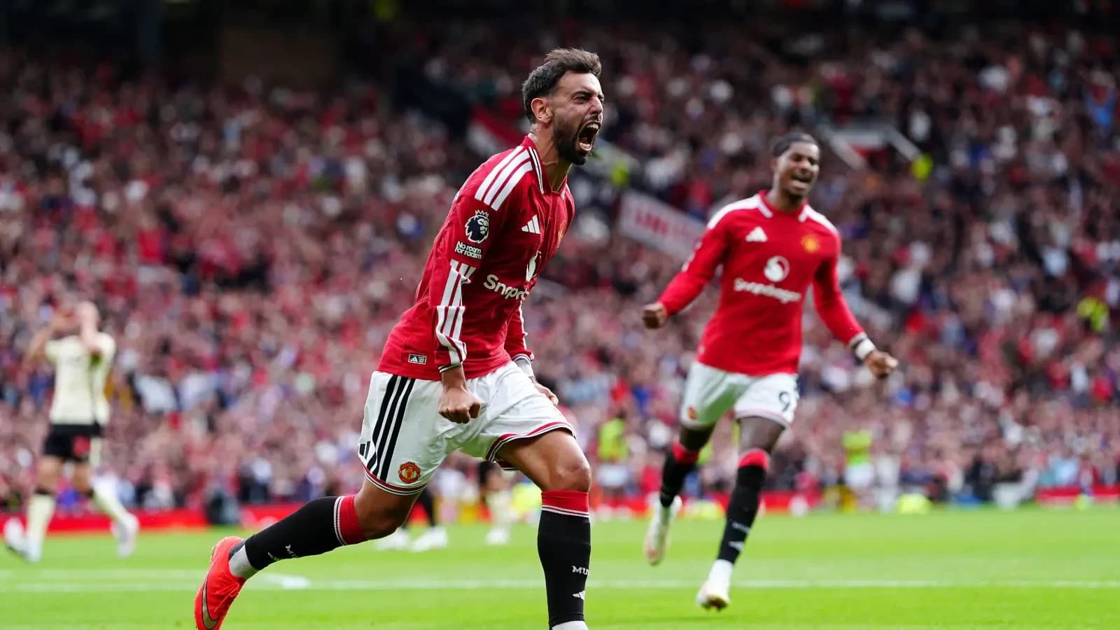 Manchester United faz remontada com hat-trick de Bruno Fernandes