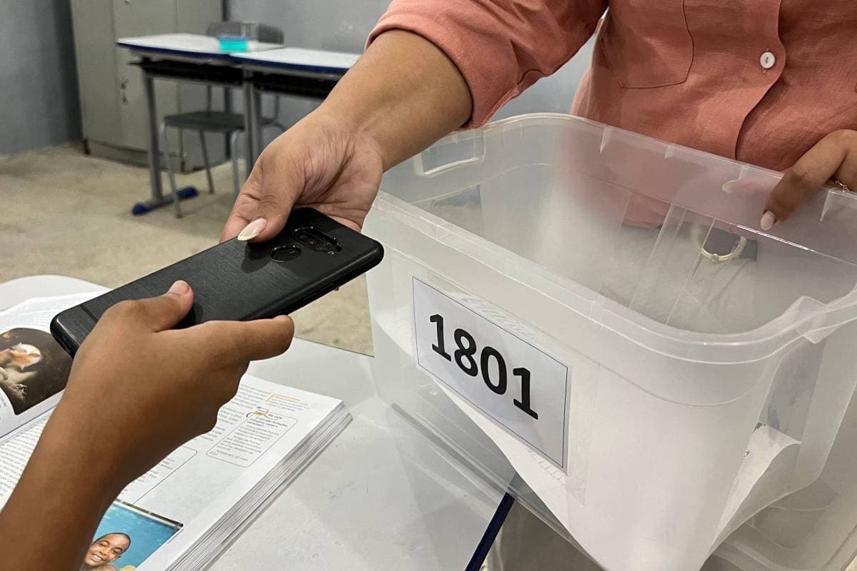 Inglaterra vai restringir uso de telemóveis nas escolas