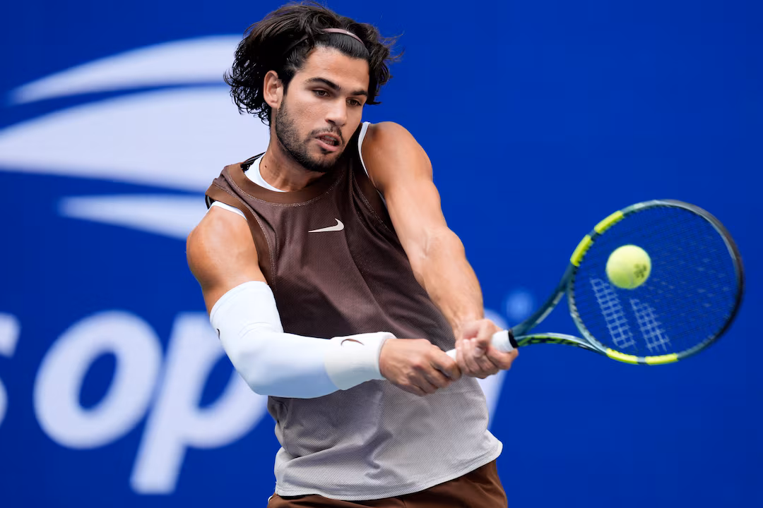 Alcaraz arrasa Wu, soma 17 vitórias seguidas em Grand Slams e marca duelo com Tommy Paul