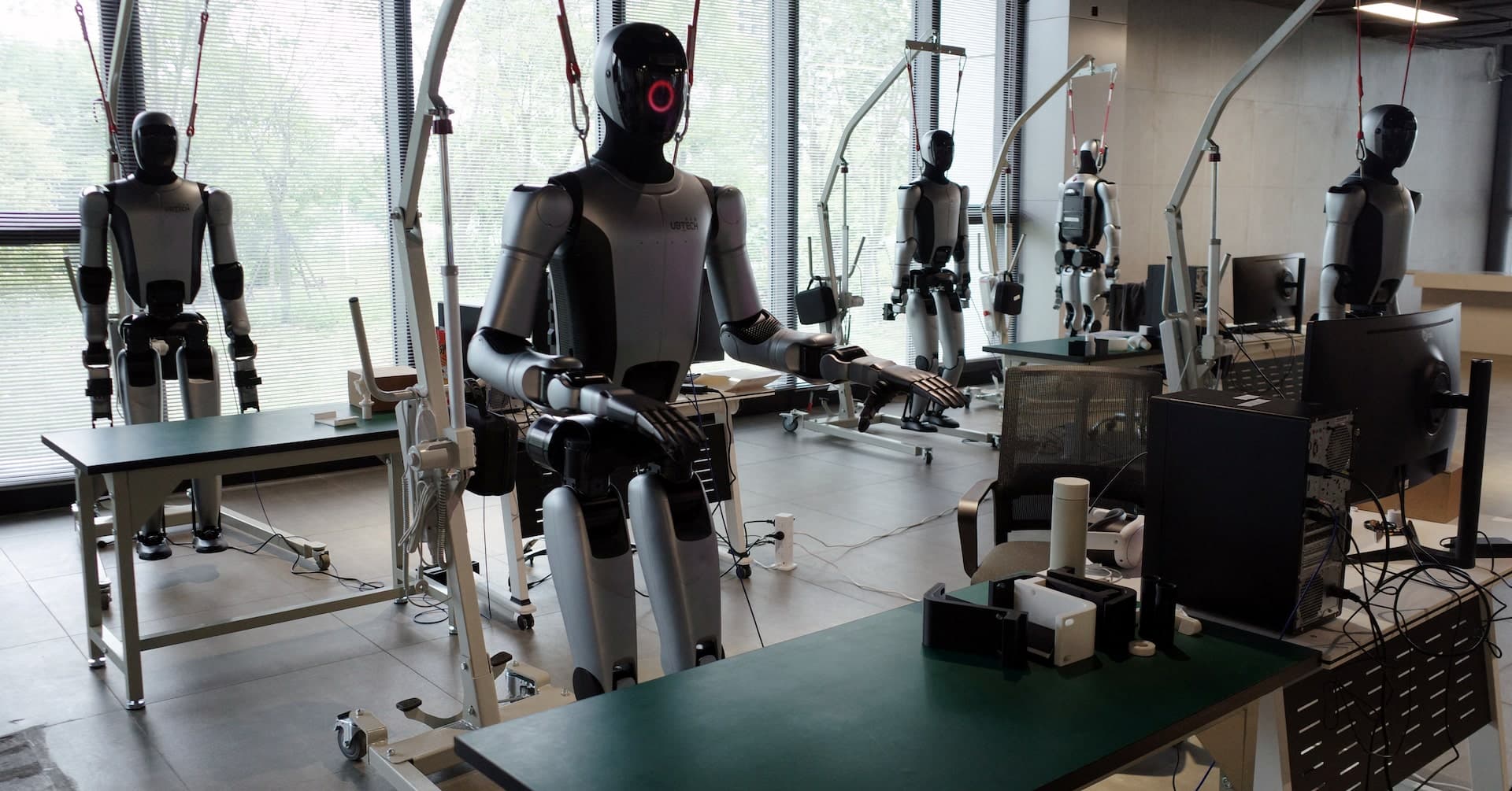 Apenas sete mil robôs humanóides foram vendidos no mundo em 2025 e números expõem distância entre entusiasmo e mercado real