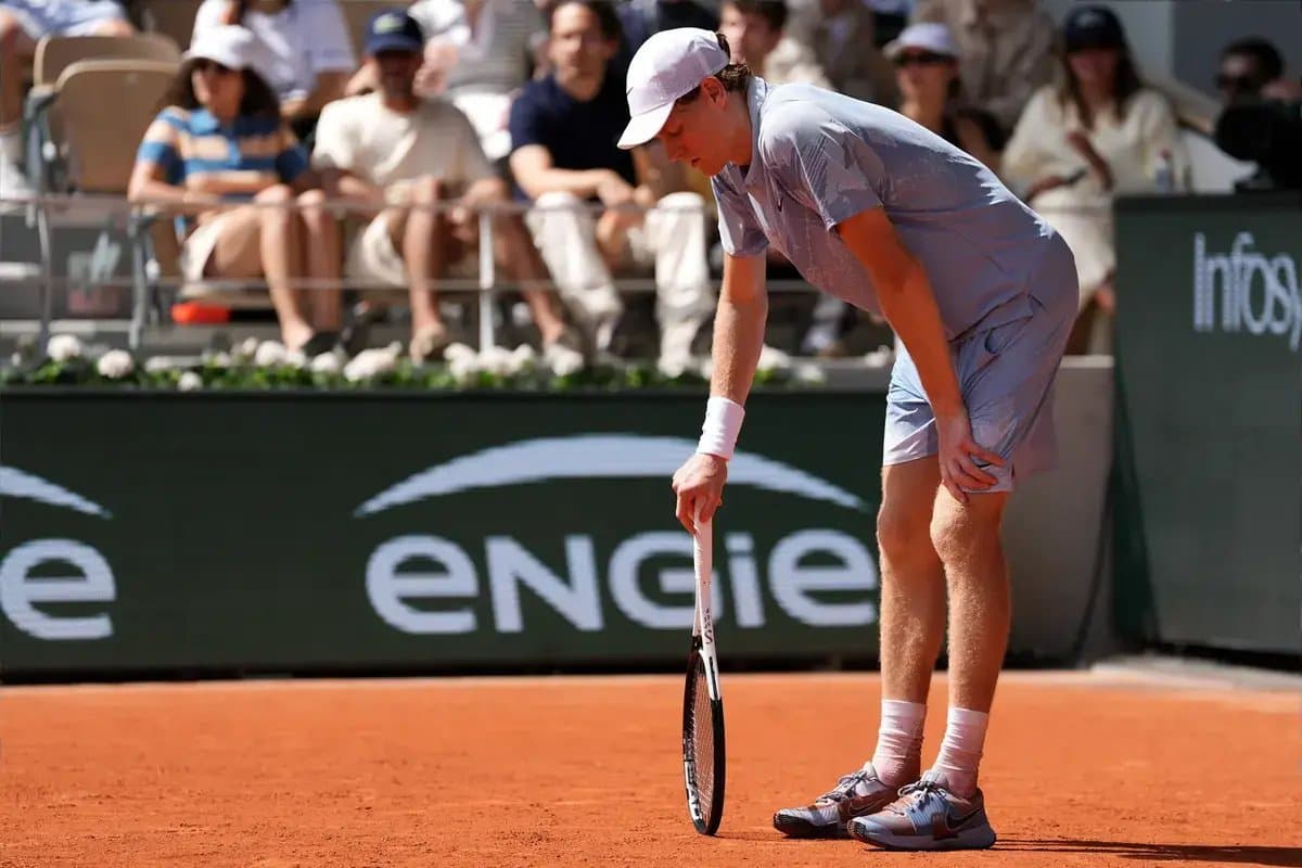 Sinner cai de forma surpreendente em Roland Garros após colapso histórico